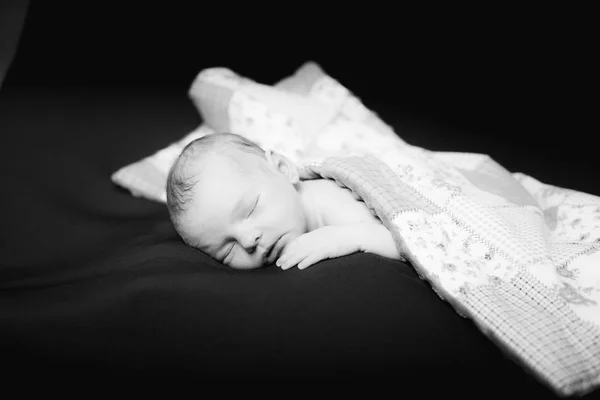 Retrato de niña recién nacida . —  Fotos de Stock