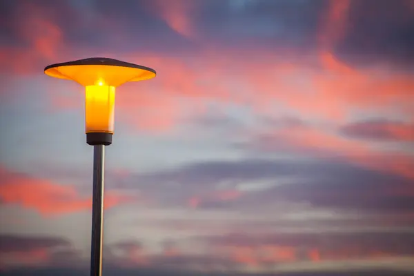 Lampadaire au coucher du soleil — Photo