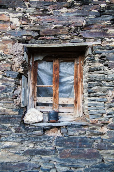 Gebroken raam op stenen muur — Stockfoto