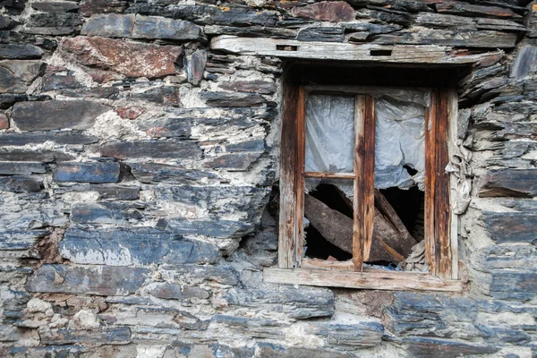 Broken window on stone wall — Stock Photo, Image