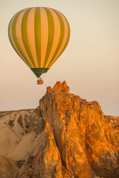Hete luchtballon in Cappadocië — Stockfoto