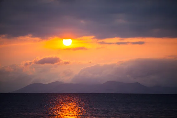 Pôr do sol junto ao mar — Fotografia de Stock