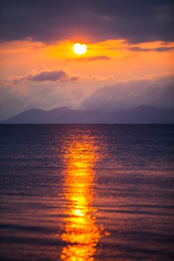 Deniz kenarında gün batımı