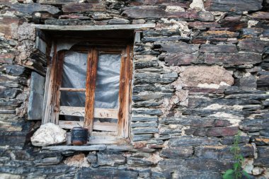 Taş duvar kırık pencere