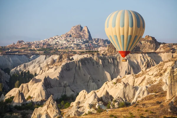 Hete luchtballon in Cappadocië — Stockfoto