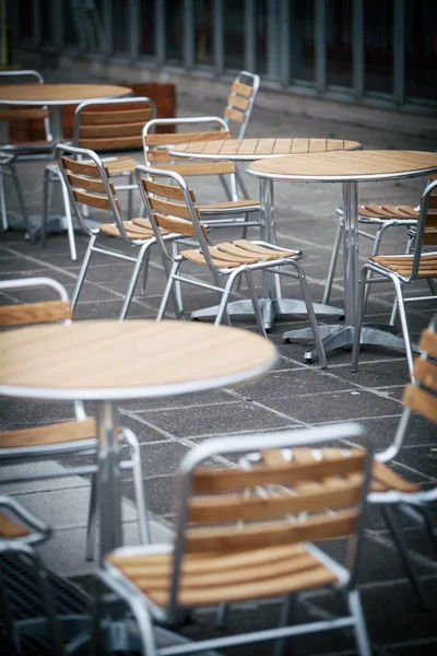 Cadeiras e mesas de madeira — Fotografia de Stock