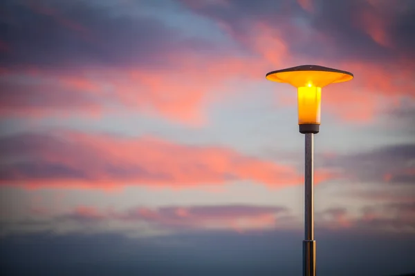 Lâmpada de rua ao pôr do sol — Fotografia de Stock