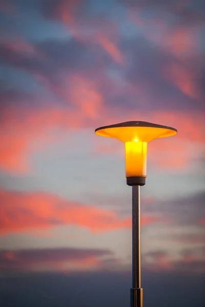 Lampadaire au coucher du soleil — Photo