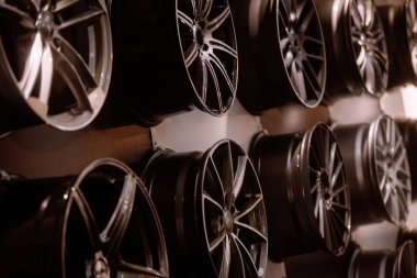 Birçok araba jantlar