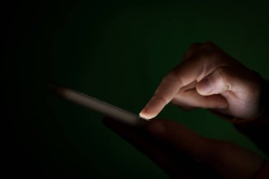 Bir tablet kullanan kişi
