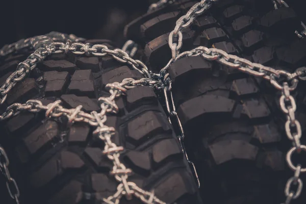 Prasnice řetězy na pneumatiky — Stock fotografie