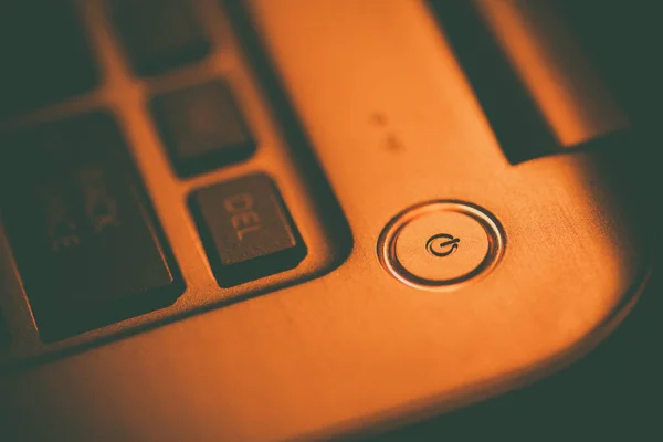 ラップトップの電源ボタン — ストック写真
