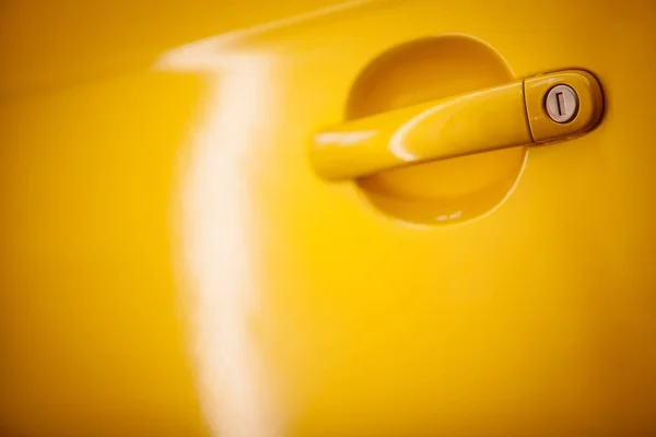 Klamka drzwi żółty samochód — Zdjęcie stockowe