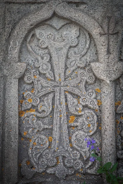 Croix sculptée en pierre — Photo