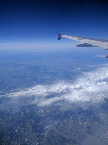 Aile d'avion dans le ciel — Photo