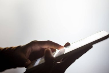 Bir tablet kullanan kişi