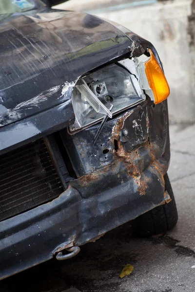 Uszkodzony samochód reflektorów wszystko — Zdjęcie stockowe