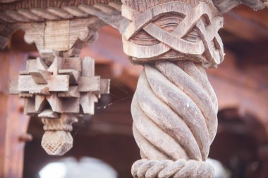 Ahşap oyma sütun