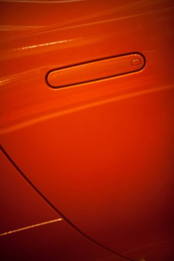 Kırmızı kapı kolu.