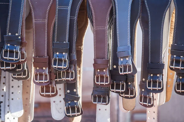 Muchos cinturones de cuero — Foto de Stock