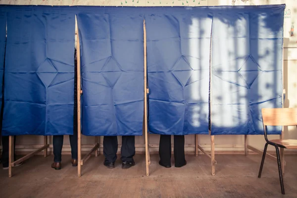 Menschen wählen in der Wahlkabine — Stockfoto