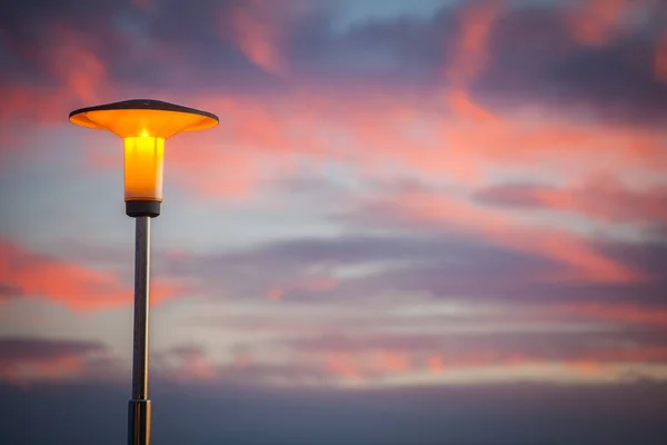 Lâmpada de rua ao pôr do sol — Fotografia de Stock