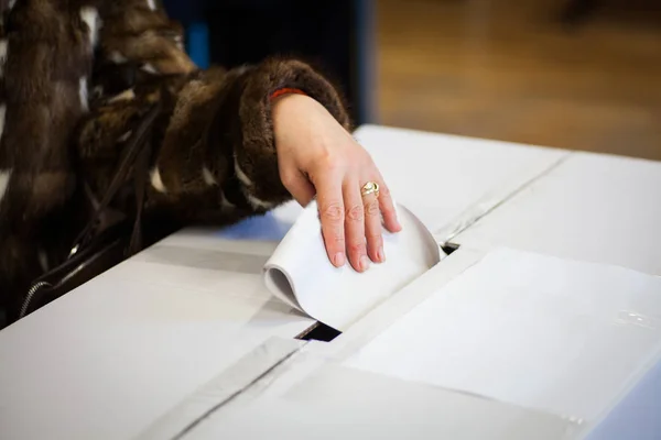 Person rösta i vallokal — Stockfoto