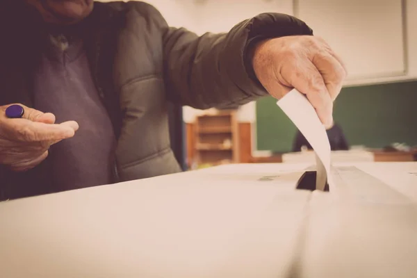 Голосование на избирательном участке — стоковое фото