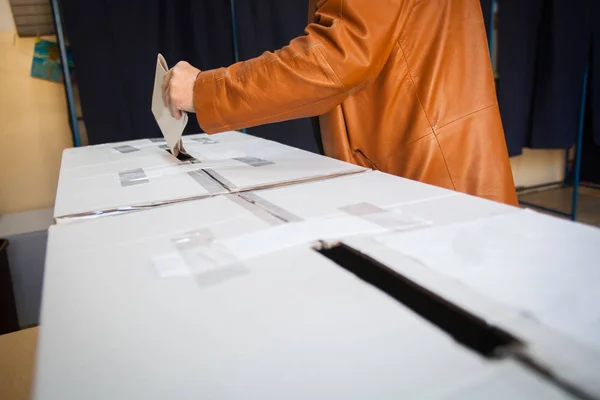 Pessoa que vota no local de votação — Fotografia de Stock