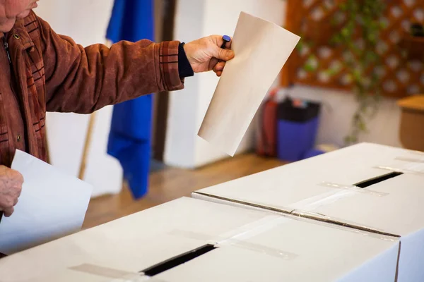 Person rösta i vallokal — Stockfoto