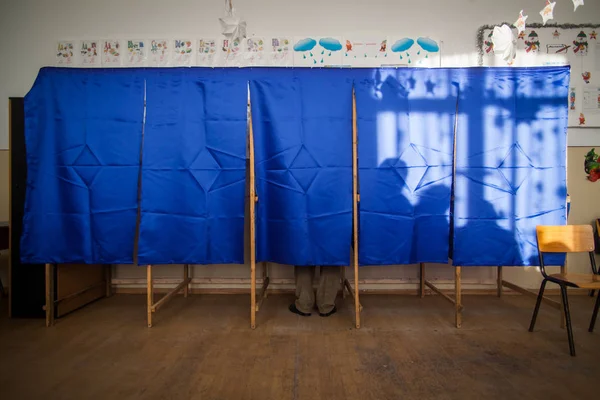 Люди голосуют в кабинке для голосования — стоковое фото
