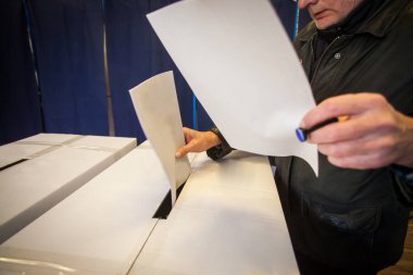 Yoklama İstasyonu'nda oylama kişi