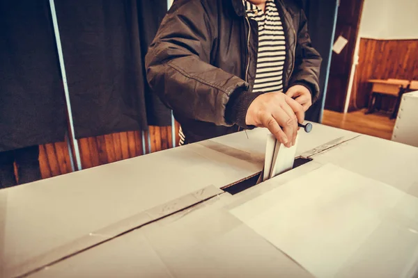 Pessoa que vota no local de votação — Fotografia de Stock