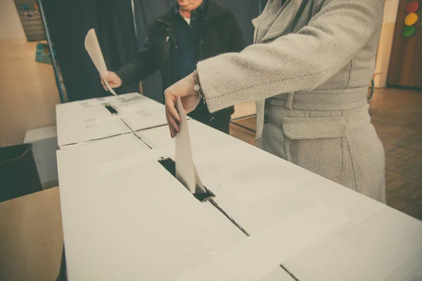 人の投票所で投票 — ストック写真