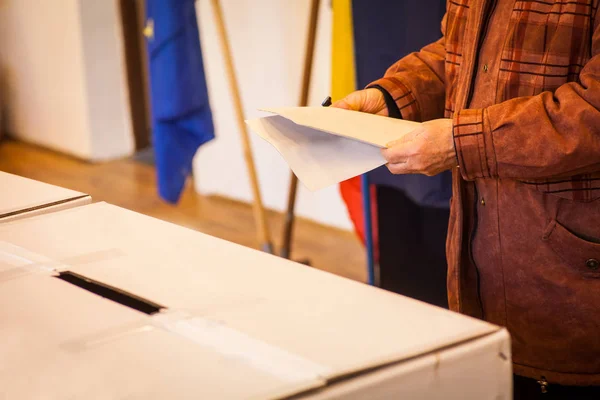 Pessoa que vota no local de votação — Fotografia de Stock