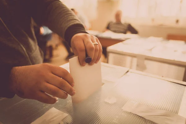 Persona que vota en el colegio electoral —  Fotos de Stock