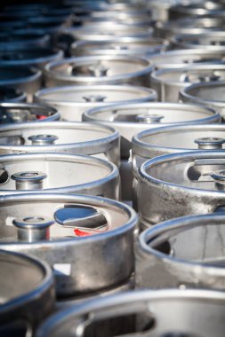 Yığın dolusu bira fıçısı