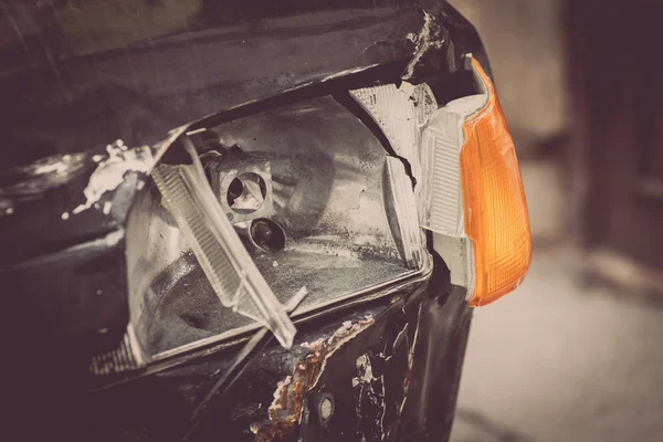 Uszkodzony samochód reflektorów wszystko — Zdjęcie stockowe