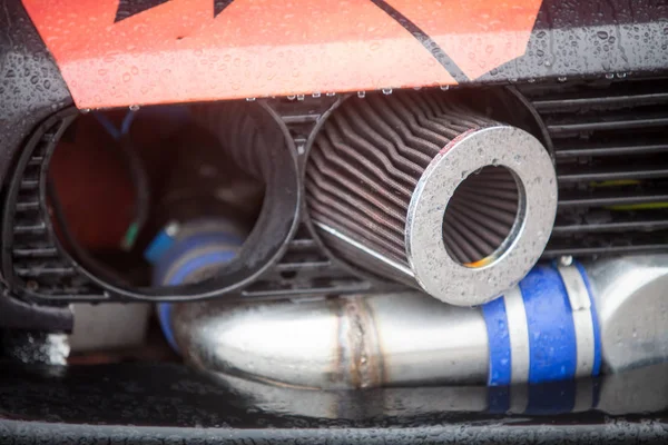 Тюнингованный автомобильный фильтр и выхлопная труба — стоковое фото