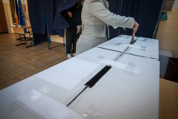 Persoon stemmen in stembureau — Stockfoto