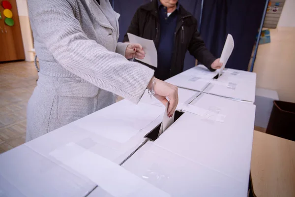 Pessoa que vota no local de votação — Fotografia de Stock