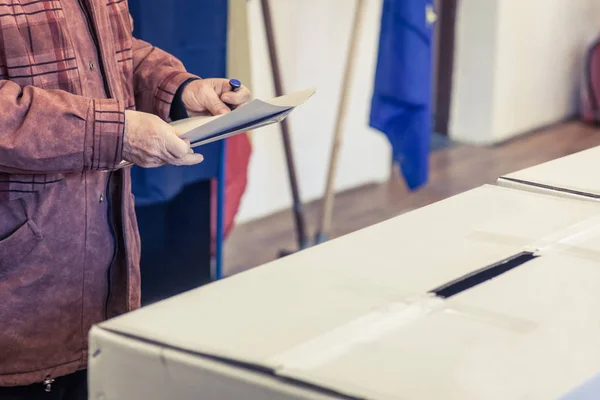 Pessoa que vota no local de votação — Fotografia de Stock