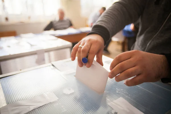Person rösta i vallokal — Stockfoto