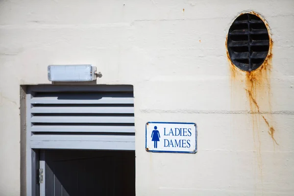 Frauen-Toilettenschild an einer Wand — Stockfoto