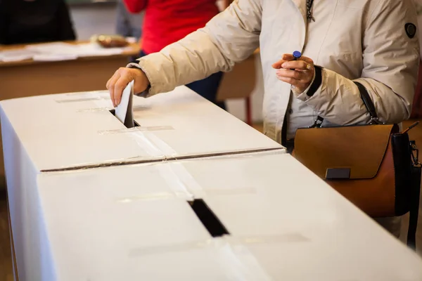 Pessoa que vota no local de votação — Fotografia de Stock