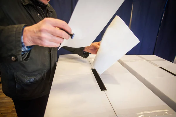 Person, die im Wahllokal wählt — Stockfoto