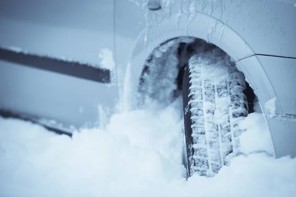 冬の車のタイヤ — ストック写真