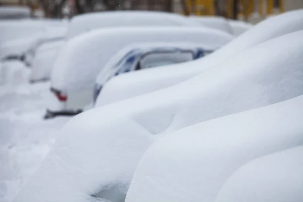雪に覆われた車の行 — ストック写真