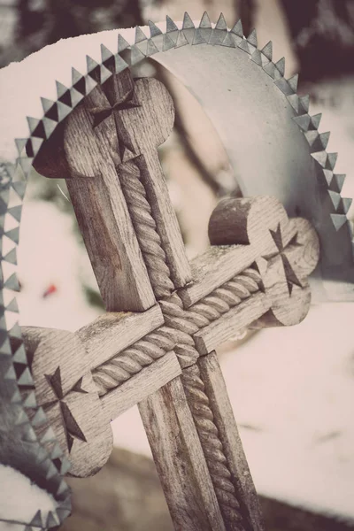 Croce di legno in un cimitero — Foto Stock