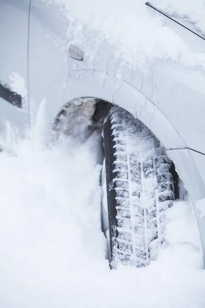 冬の車のタイヤ — ストック写真
